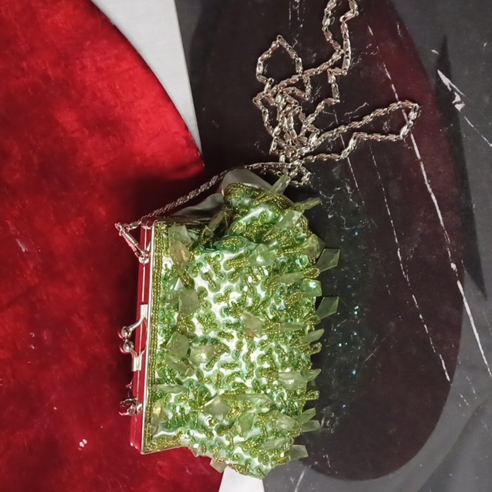 P23- Elegant Green Beaded Clutch w/46" Shoulder Chain.  NWOT